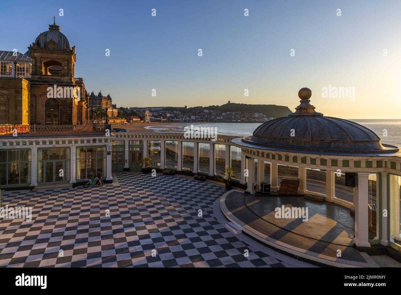 Il palco dello Scarborough Spa Complex si trova nella pittoresca South Bay di Scarborough, sulla costa del North Yorkshire. Catturato subito dopo l'alba. Foto Stock