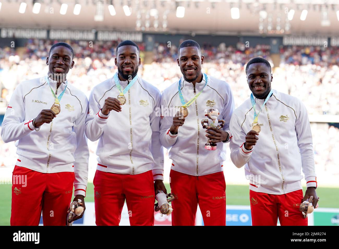 Jona Efoloko, Zharnel Hughes, Nethaneel Mitchell-Blake e Ojie Edoburun in Inghilterra con le loro medaglie d'oro dopo la finale maschile 4 x 100m all'Alexander Stadium il giorno dieci dei Giochi del Commonwealth 2022 a Birmingham. Data foto: Domenica 7 agosto 2022. Foto Stock