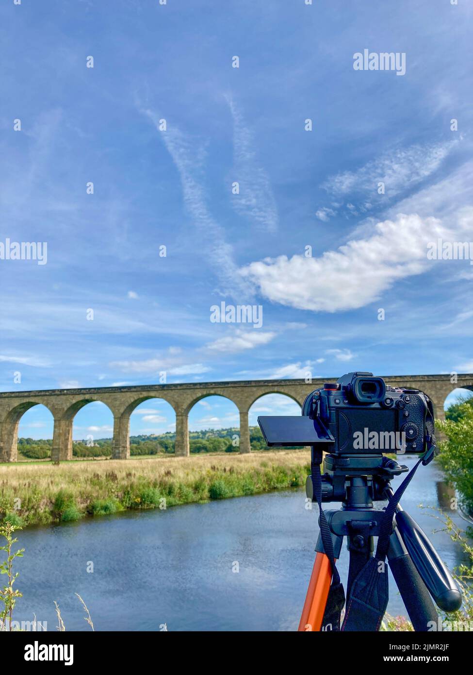 Una fotocamera digitale full frame senza mirrorless su un cavalletto che riprende o scatta fotografie mentre si rivolge a una splendida scena paesaggistica - Arthington Viaduct. Foto Stock