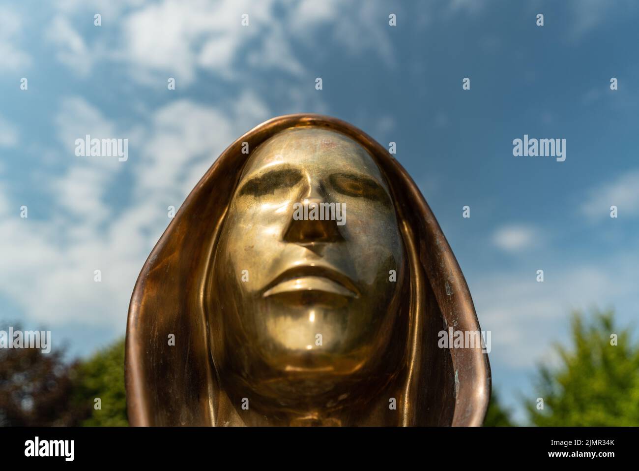 Budapest, Ungheria -7 agosto, .2022: Ritratto della statua di Satoshi Nakamoto misterioso fondatore della tecnologia Bitcoin e Blockchain in; creato da Foto Stock