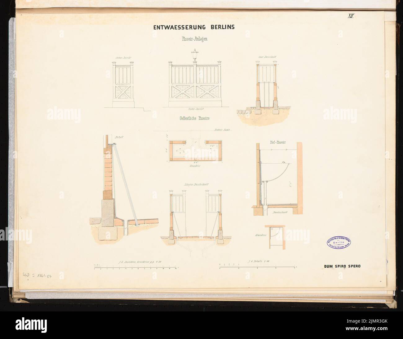 Zimmermann Carl Johannes (1831-1911), sistema di drenaggio per Friedrichstadt, Berlino. Schinkel Competition 1861 (1861): 2 tipi di pissoir in pianta, vista frontale, vista laterale, sezione trasversale, sezione longitudinale 1:30; Dettaglio 1:10; 2 strisce in scala. Acquerello Tusche sulla scatola, 51,8 x 67 cm (compresi i bordi di scansione) Zimmermann Carl Johannes (1831-1911): Entwässerungssystem für die Friedrichstadt, Berlino. Schinkelwettbewerb 1861 Foto Stock