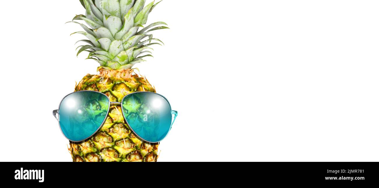 Ananas creativo con occhiali da sole su sfondo estivo. Foto Stock