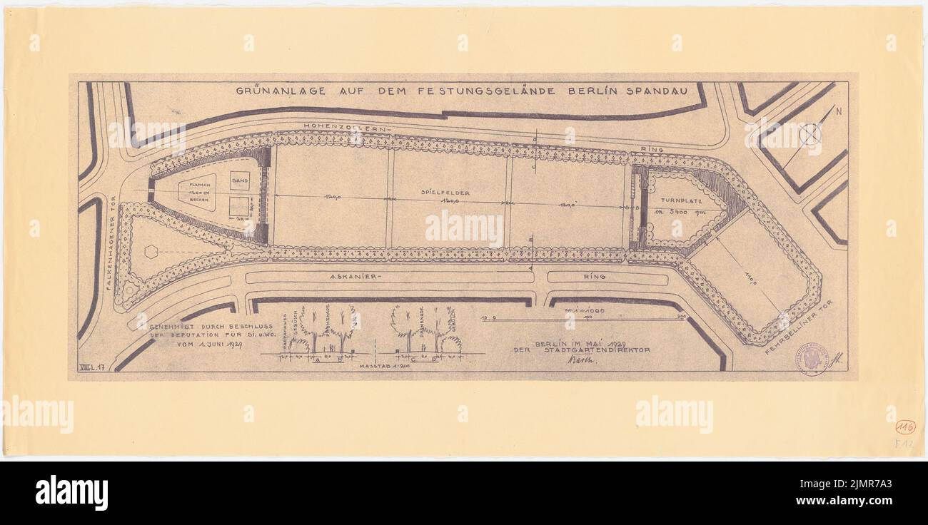 Barth Erwin (1880-1933), aree verdi nella zona della fortezza (presso l'Hohenzollernring) a Berlino-Spandau (05,1929): Piazza con campi da gioco, ginnastica e piscina per bambini nel piano-design alternativa 1: 1000, scala bar 1: 200, timbro. Rottura leggera su cartone, 49,1 x 98,7 cm (compresi i bordi di scansione) Barth Erwin (1880-1933): Grünanlagen auf dem Festungsgelände (am Hohenzollernring), Berlino-Spandau Foto Stock