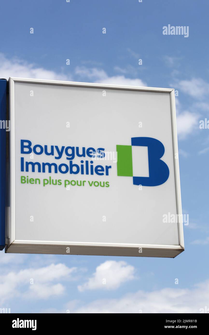 Tassin, Francia - 28 giugno 2020: Logo Bouygues Immobilier su un muro. Bouygues Immobilier è la società di sviluppo immobiliare del gruppo Bouygues Foto Stock