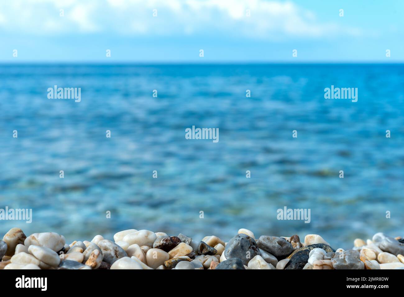 Ciottoli marini e il Mar Mediterraneo bluastato in Turchia. Foto Stock