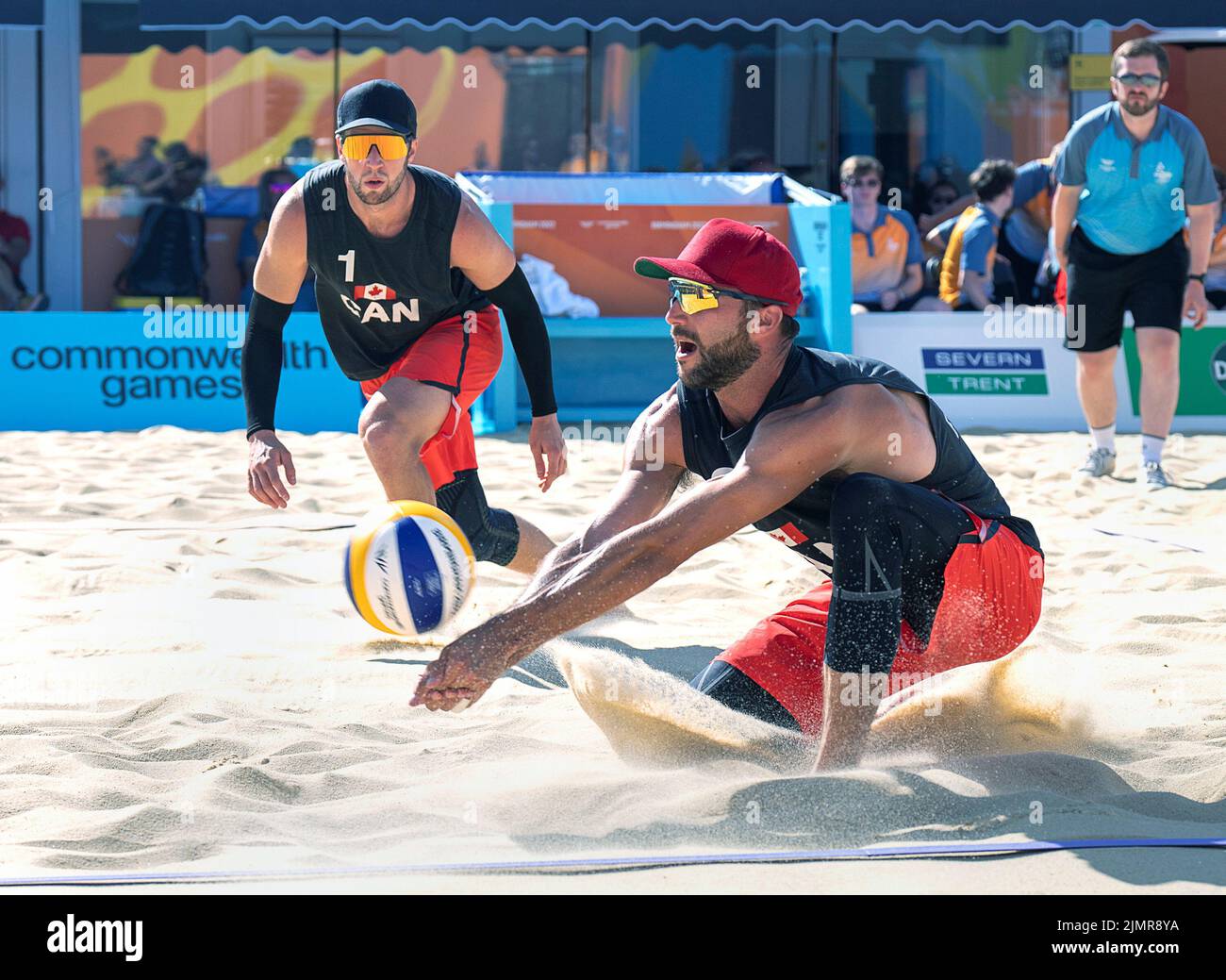 7 agosto 2022, Birmingham, West Midlands, Inghilterra: Il Dan Dearing del Canada restituisce la palla come il compagno di squadra Sam Schachter guarda su nella competizione di Beach volley maschile contro l'Australia ai Giochi del Commonwealth di Coventry, Inghilterra domenica 7 agosto 2022. L'Australia ha vinto due set a uno per rivendicare la medaglia d'oro. (Credit Image: © Andrew Vaughan/The Canadian Press via ZUMA Press) Foto Stock