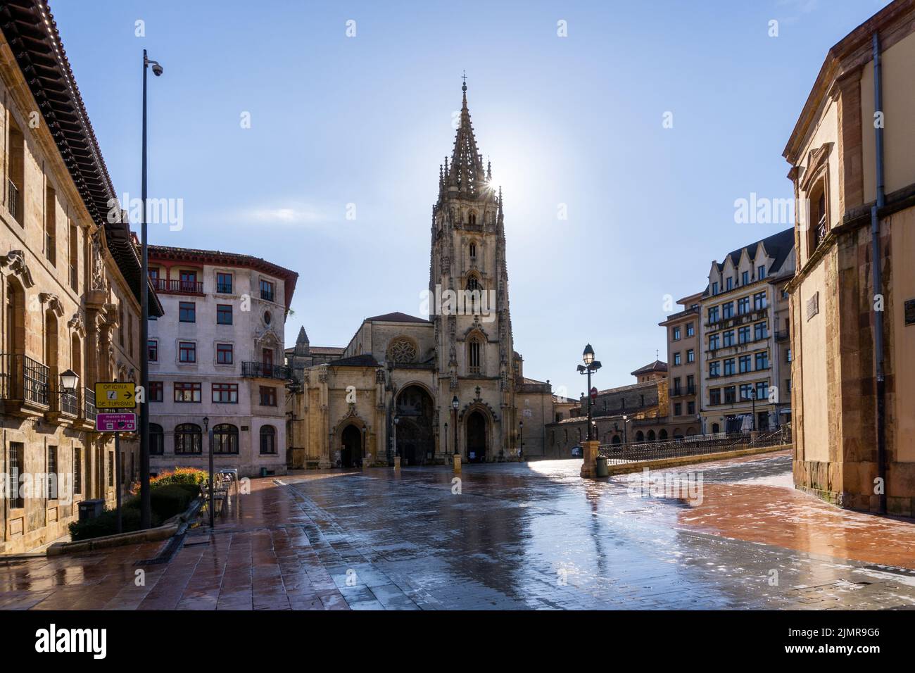 Vista orizzontale della Cattedrale di San Salvador e della piazza nel centro storico di Oviedo con una esplosione di sole Foto Stock