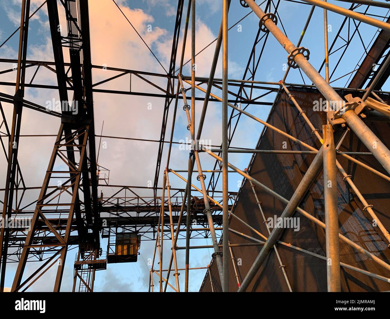 Strutture marine, costruzione in metallo di banchina. Servizio di riparazione marittimo. Foto Stock