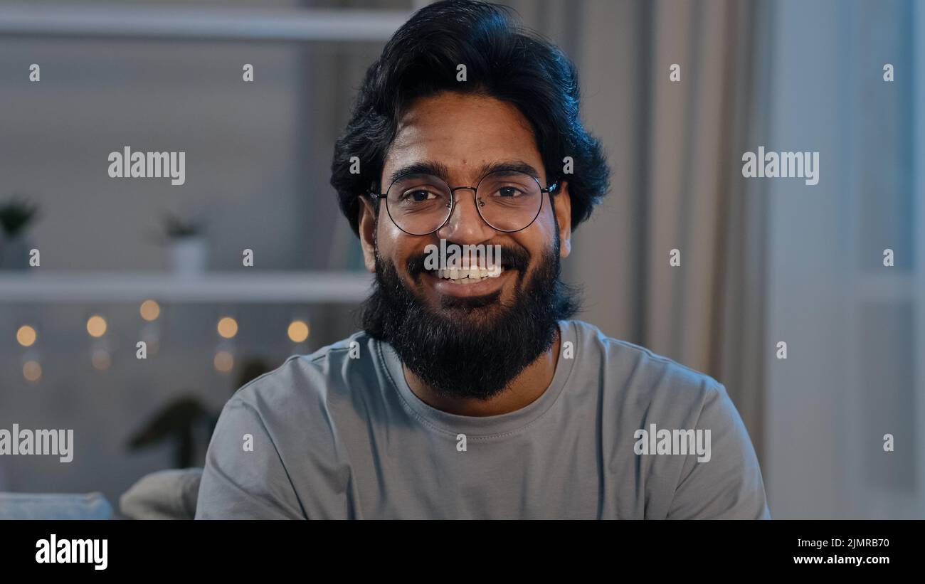Sorridente adulto 30s indiano arabo barbato uomo vlogger guardando la fotocamera parlare fare video conferenza chiamata online chat streaming registrazione blog vlog Foto Stock