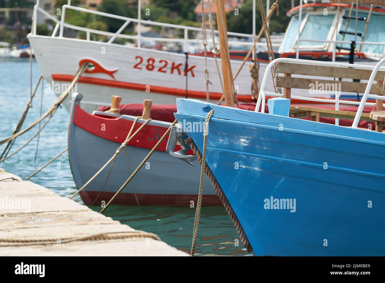 Barche da pesca nel porto della città di Krk sul mare Adriatico in Croazia Foto Stock