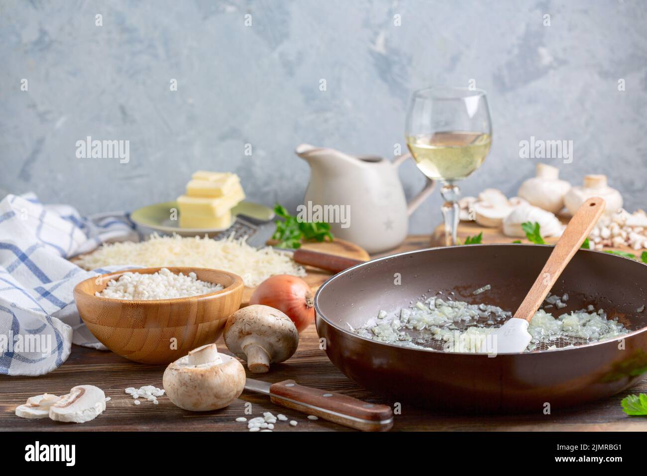 Cucinare il risotto con i funghi. Foto Stock