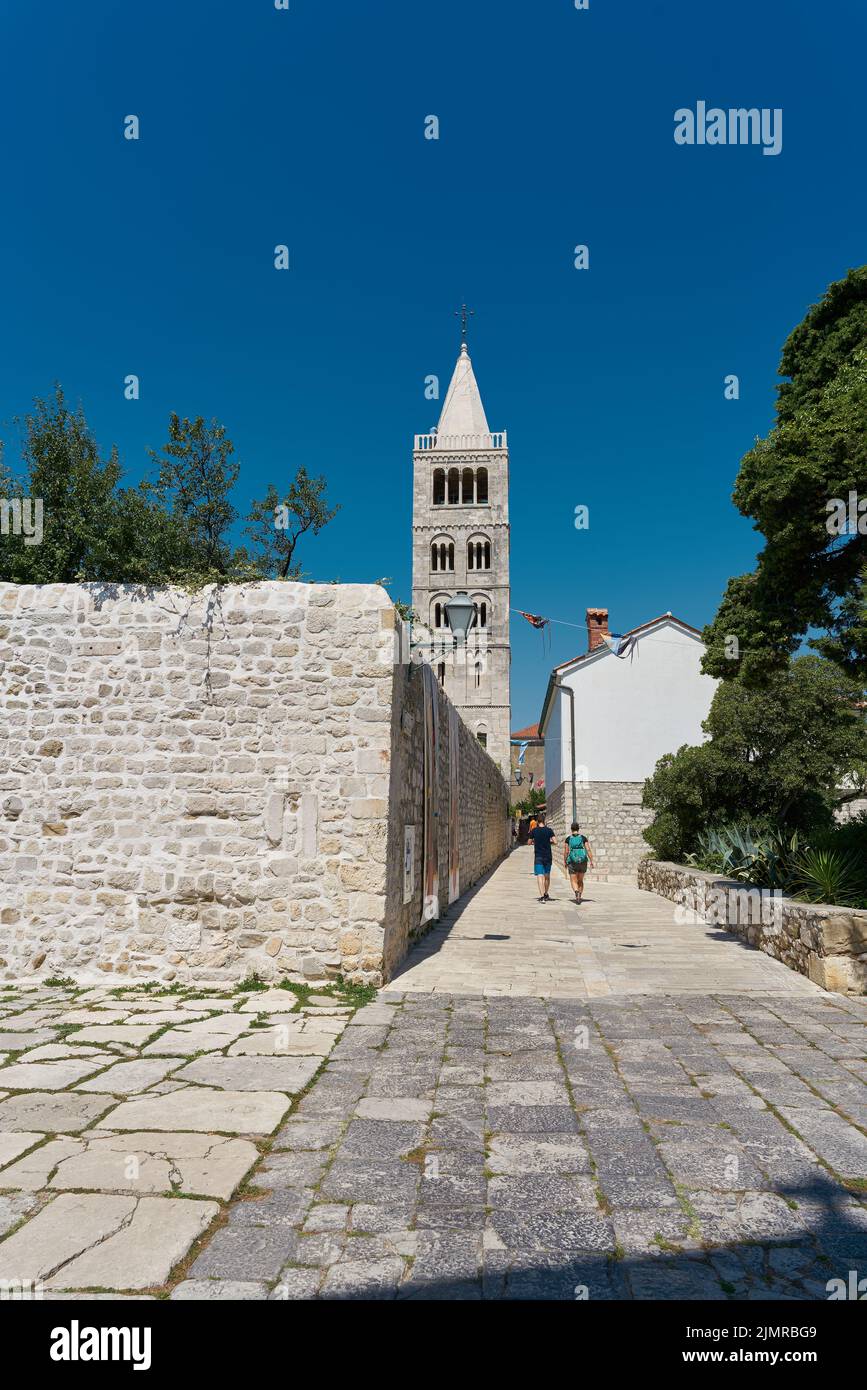 Città vecchia di Rab in Croazia con il campanile della Chiesa dell'Assunzione della Vergine Maria Foto Stock