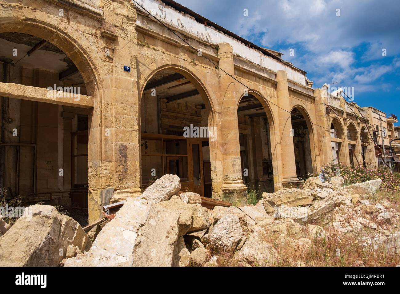 Edifici abbandonati e vegetazione selvaggia nella città fantasma Resort di Varosha Famagosta, Cipro Foto Stock