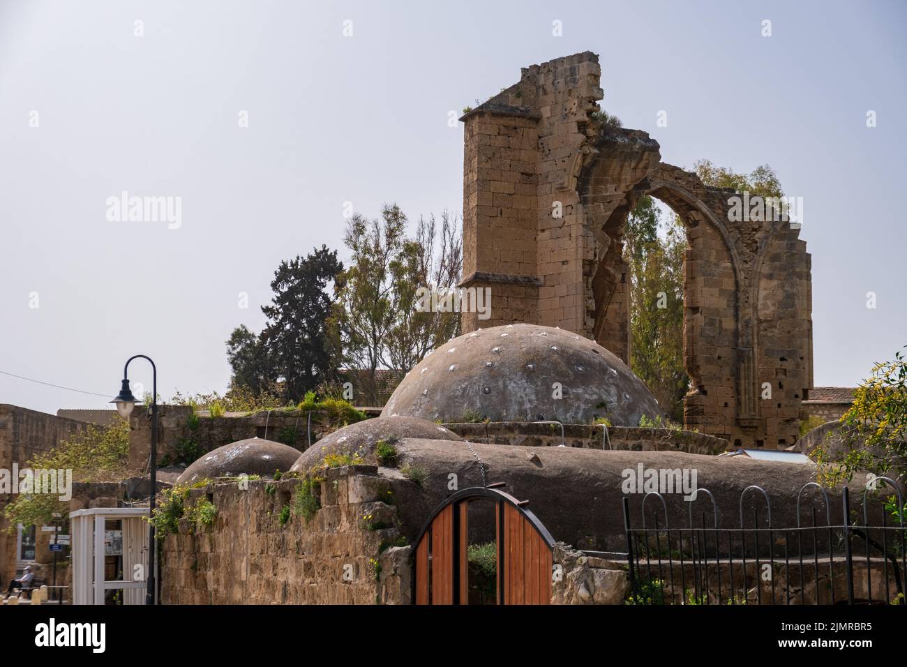 Hamam e le rovine della Chiesa di San Francesco sullo sfondo nella città vecchia di Famagosta, Cipro Foto Stock