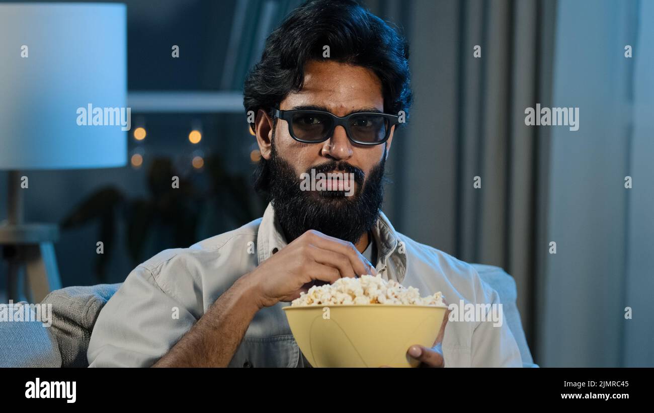 Ritratto arabo ispanico latino indiano musulmano bearded uomo in 3D occhiali guardando TV rilassato ragazzo in occhiali virtuali godendo il programma di film online Foto Stock