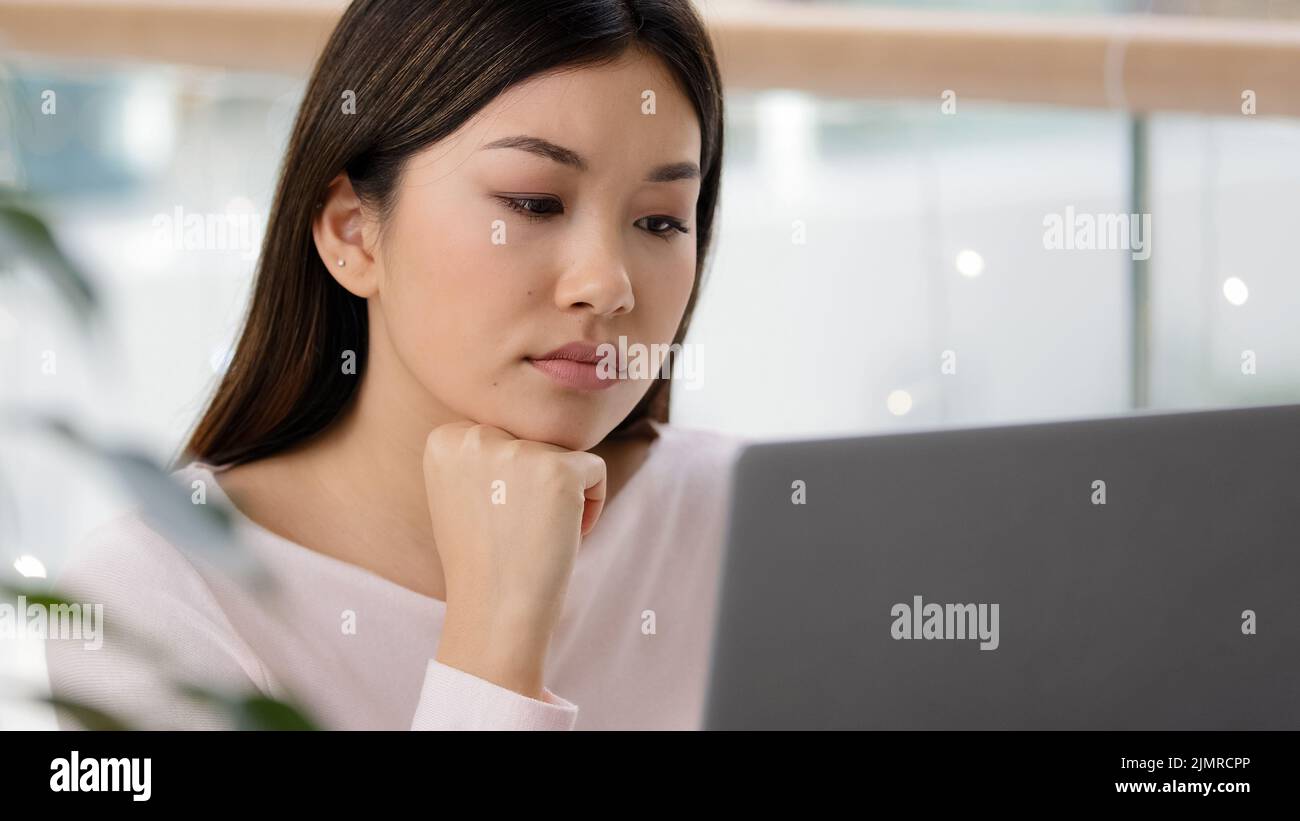 Primo piano colpo di testa Asian korean lady ammalata ragazza cinese stressante donna d'affari sensazione di mal di testa dolore stanco lavoratore esausto studente femminile con Foto Stock