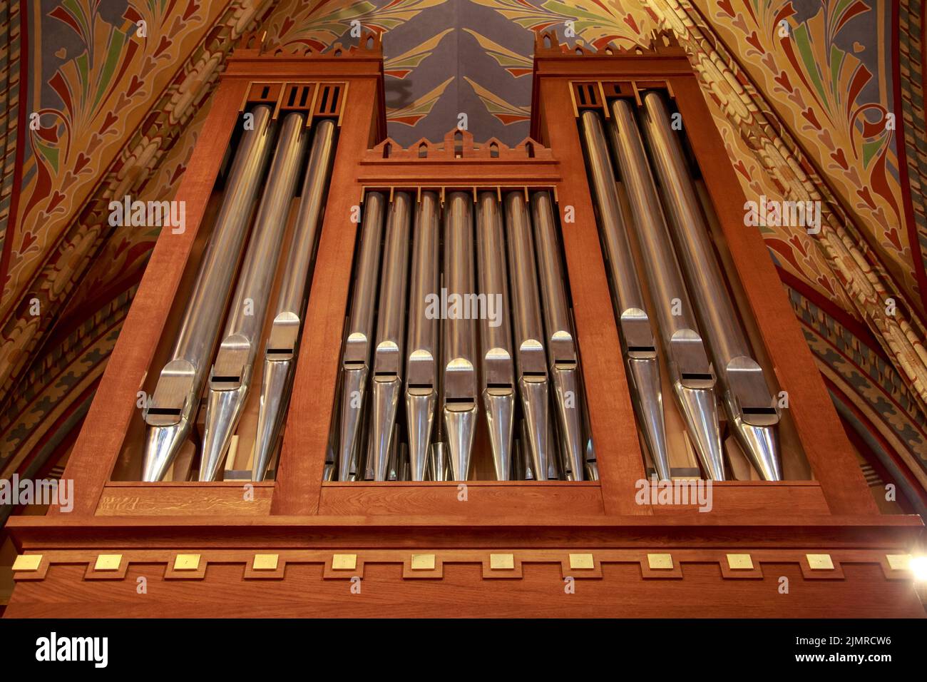 Primo piano di un moderno tubo d'organo in acciaio Foto Stock