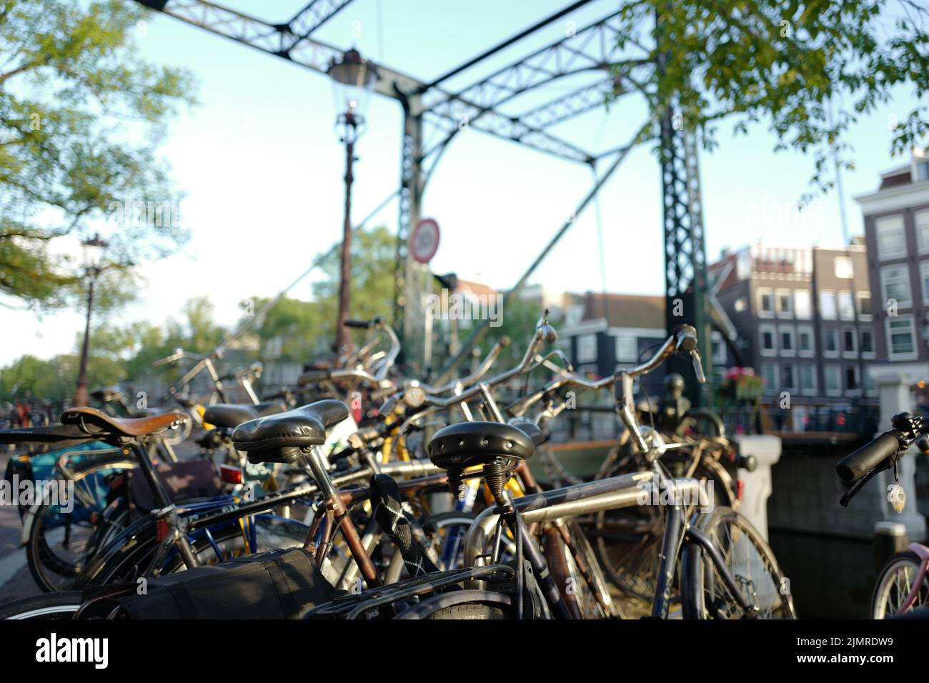 Biciclette di fronte all'iconico ponte di Amsterdam Foto Stock