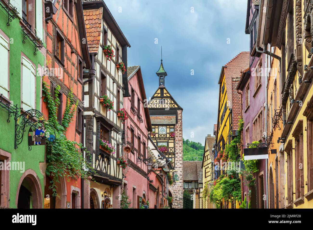 Strada a Riquewihr, Alsazia, Francia Foto Stock