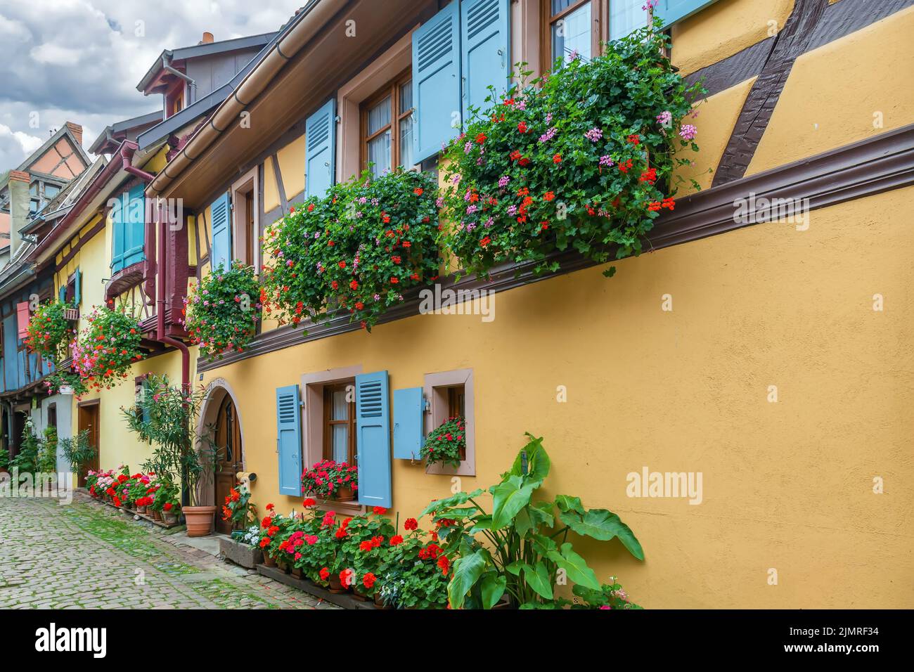 Strada a Eguisheim, Alsazia, Francia Foto Stock