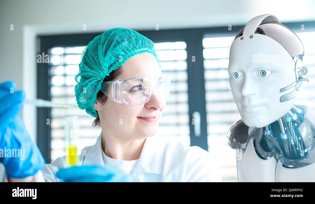 Scienziato e robot umanoide lavorano insieme Foto Stock