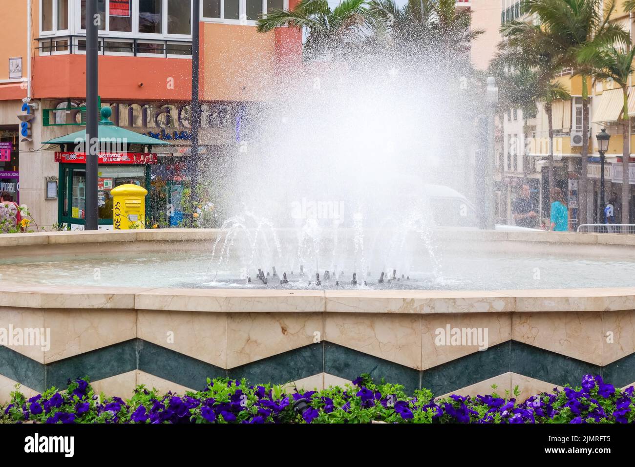 BENALMADENA, ANDALUSIA/SPAGNA - 9 MAGGIO : piccola fontana a Benalmadena Spagna il 9 maggio 2014. Persone non identificate. Foto Stock