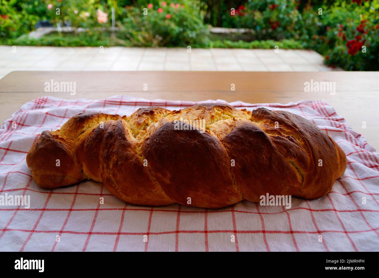una deliziosa pagnotta rustica di pane fatto in casa tedesco con una bella crosta marrone Foto Stock