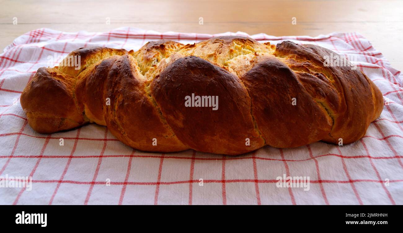 Una deliziosa pagnotta appena sfornata di pane rustico tedesco casereccio chiamato Zopf con una bella crosta marrone Foto Stock