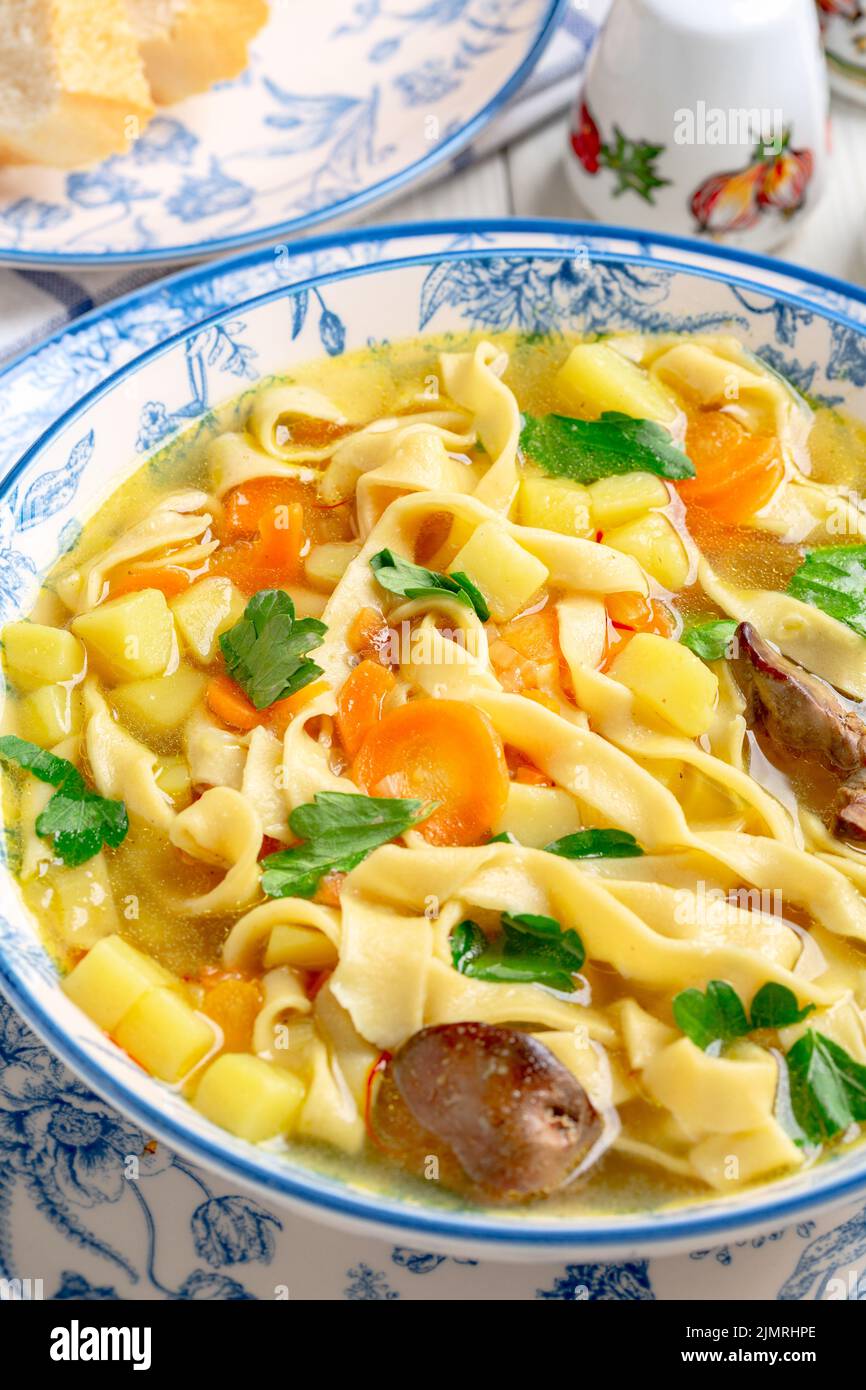 Tagliatelle fatte in casa con brodo di pollo e verdure. Foto Stock