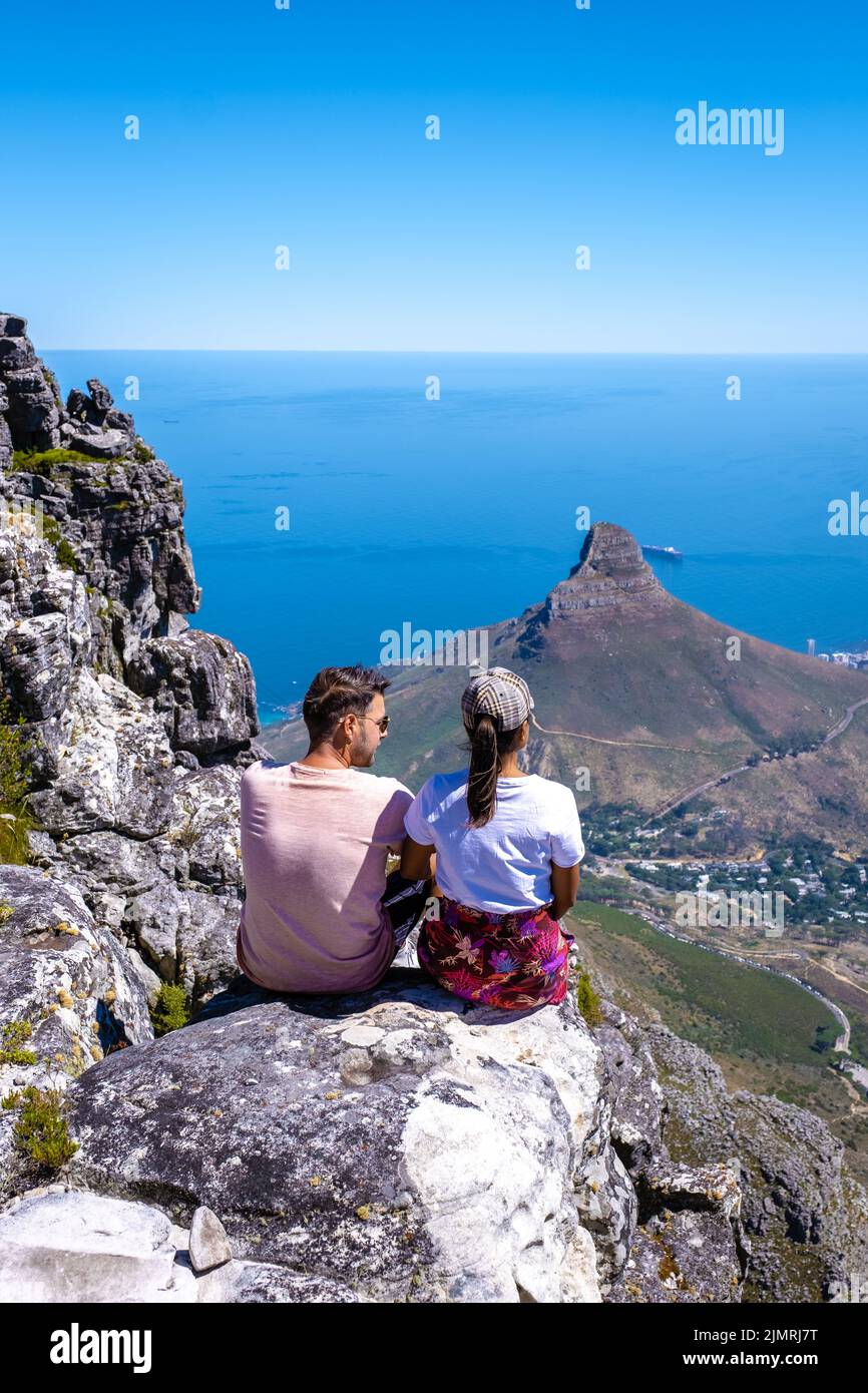 Coppia uomo e donna in cima alla Table Mountain, vista dalla Table Mountain a Città del Capo Sud Africa, vista sull'oceano e Lions Foto Stock