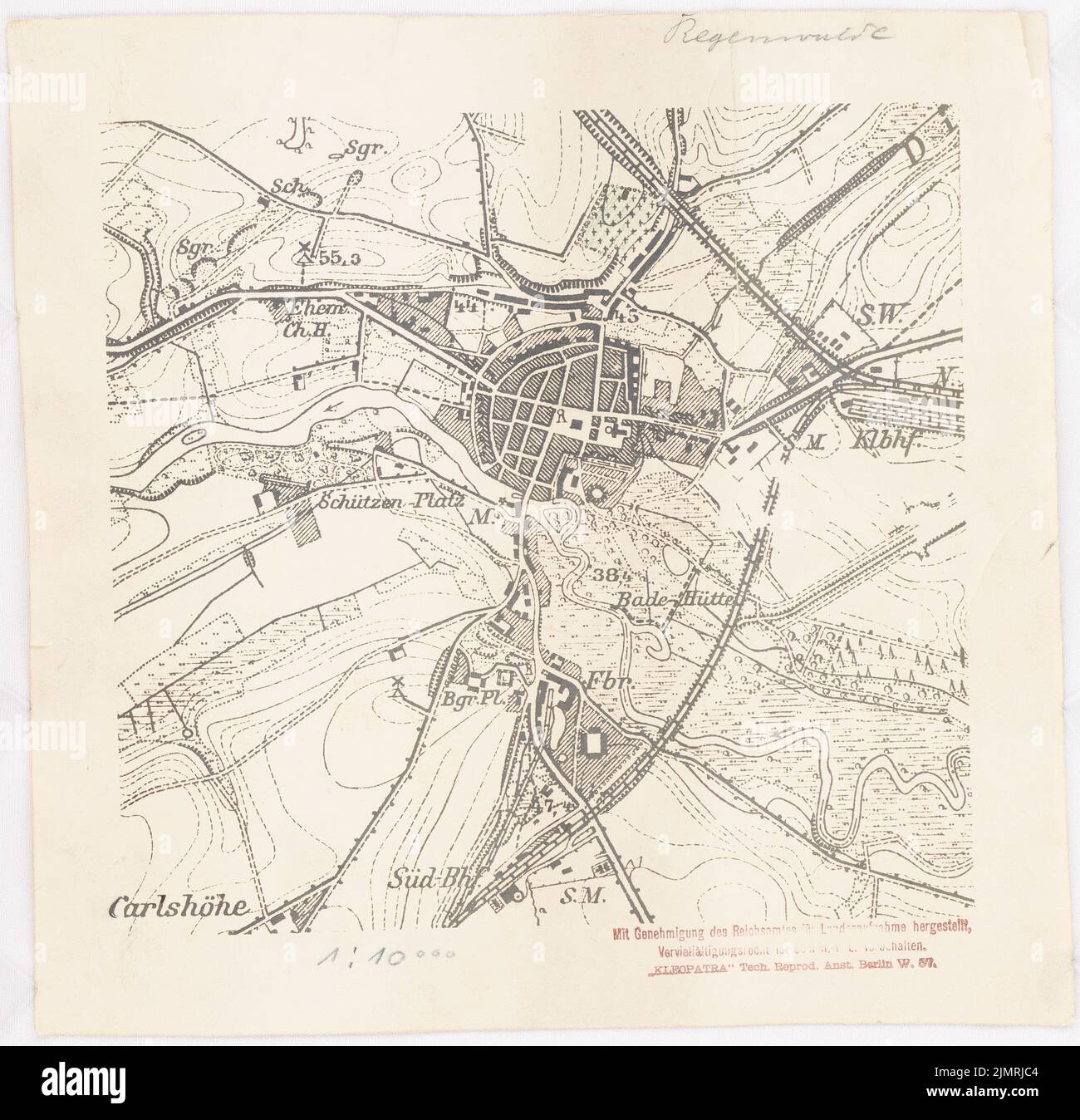 Jansen Hermann (1869-1945), piano di sviluppo dell'espansione della città, Regenwalde (1923-1923): Piano di presentazione del documento di pianificazione (ingrandimento fotografico di una tavola di misurazione, foglio parziale 869), mappa di Regenwalde e ambiente più vicino. Matita da colorare con foto su cartone, 24,7 x 25,5 cm (compresi i bordi di scansione) Jansen Hermann (1869-1945): Bebauungsplan der Stadterweiterung, Regenwalde Foto Stock