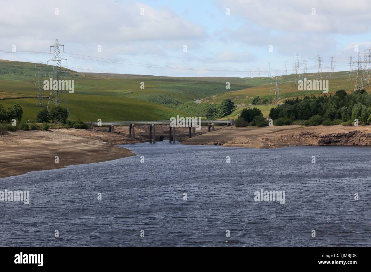 Ripponden, Regno Unito. 7th Agosto 2022. Baitings Reservoir è un grande approvvigionamento idrico gestito da Yorkshire Water and supply's Wakefield. La bassa caduta di pioggia ha lasciato l'acqua bassa con i visitatori in grado di camminare sulle aree di solito piedi sotto l'acqua. Ripponden, Regno Unito. Credit: Barbara Cook/Alamy Live News Foto Stock