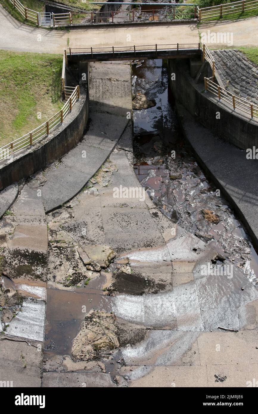 Ripponden, Regno Unito. 7th Agosto 2022. Baitings Reservoir è un grande approvvigionamento idrico gestito da Yorkshire Water and supply's Wakefield. La bassa caduta di pioggia ha lasciato l'acqua bassa con i visitatori in grado di camminare sulle aree di solito piedi sotto l'acqua. Ripponden, Regno Unito. Credit: Barbara Cook/Alamy Live News Foto Stock