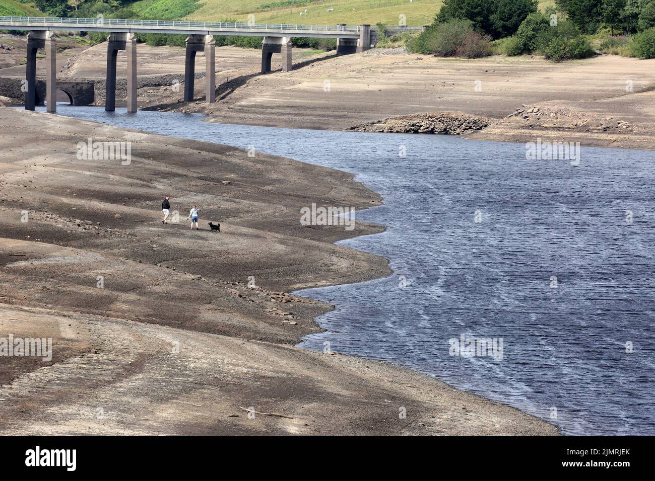 Ripponden, Regno Unito. 7th Agosto 2022. Baitings Reservoir è un grande approvvigionamento idrico gestito da Yorkshire Water and supply's Wakefield. La bassa caduta di pioggia ha lasciato l'acqua bassa con i visitatori in grado di camminare sulle aree di solito piedi sotto l'acqua. Ripponden, Regno Unito. Credit: Barbara Cook/Alamy Live News Foto Stock