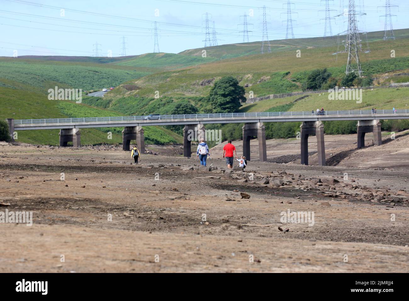 Ripponden, Regno Unito. 7th Agosto 2022. Baitings Reservoir è un grande approvvigionamento idrico gestito da Yorkshire Water and supply's Wakefield. La bassa caduta di pioggia ha lasciato l'acqua bassa con i visitatori in grado di camminare sulle aree di solito piedi sotto l'acqua. Ripponden, Regno Unito. Credit: Barbara Cook/Alamy Live News Foto Stock