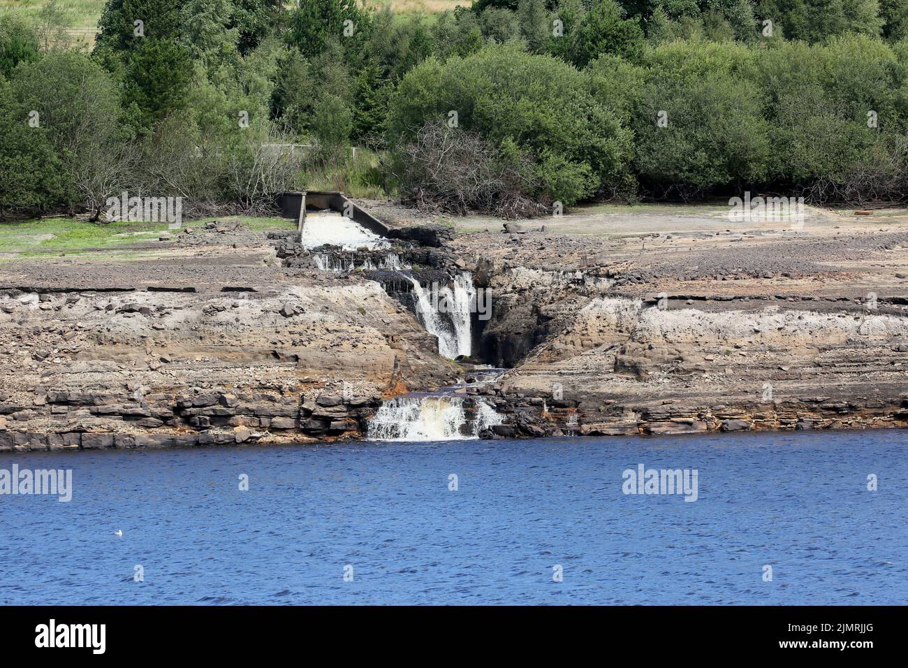 Ripponden, Regno Unito. 7th Agosto 2022. Baitings Reservoir è un grande approvvigionamento idrico gestito da Yorkshire Water and supply's Wakefield. La bassa caduta di pioggia ha lasciato l'acqua bassa con i visitatori in grado di camminare sulle aree di solito piedi sotto l'acqua. Ripponden, Regno Unito. Credit: Barbara Cook/Alamy Live News Foto Stock