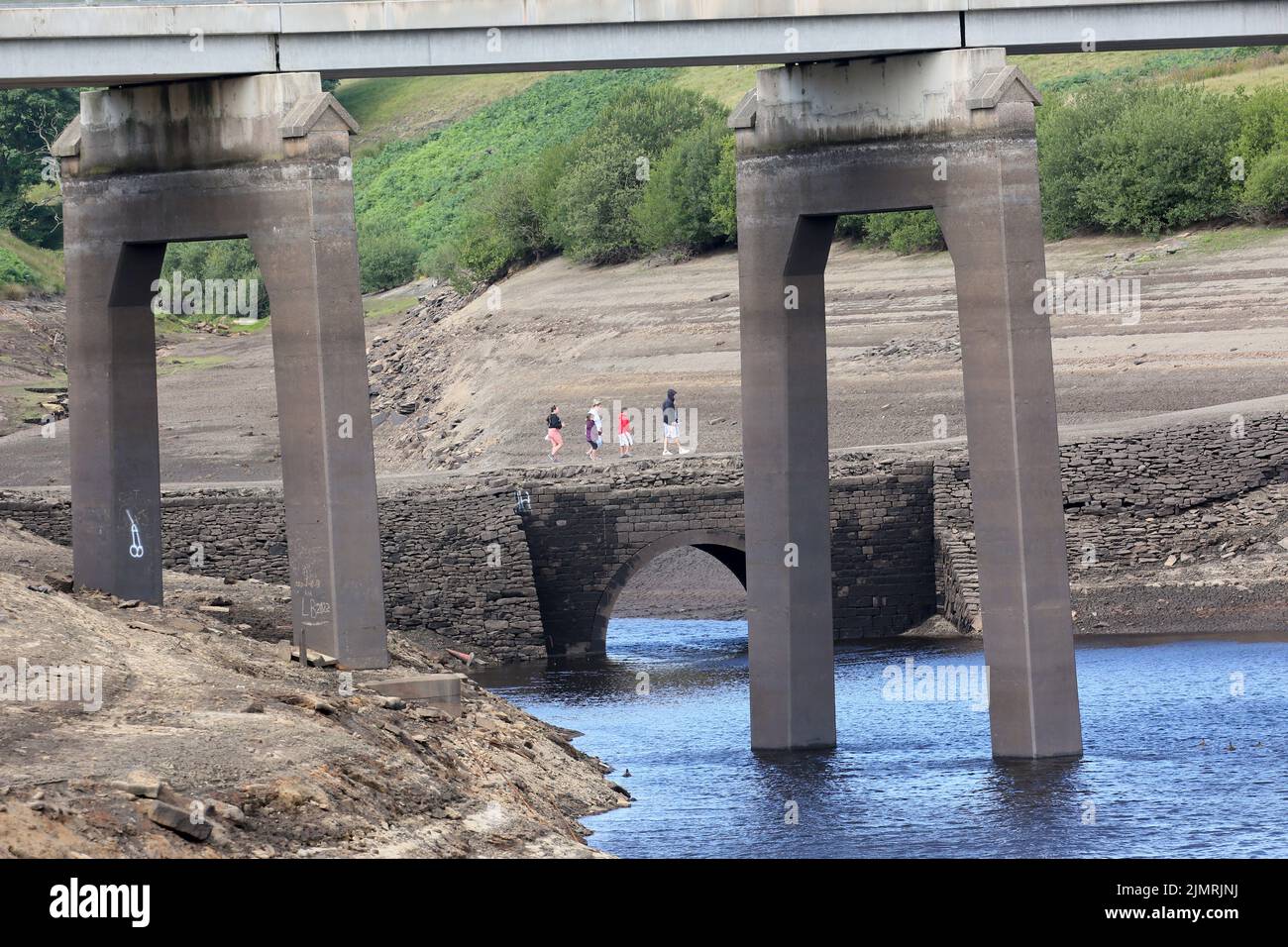 Ripponden, Regno Unito. 7th Agosto 2022. Baitings Reservoir è un grande approvvigionamento idrico gestito da Yorkshire Water and supply's Wakefield. La bassa caduta di pioggia ha lasciato l'acqua bassa con i visitatori in grado di camminare sulle aree di solito piedi sotto l'acqua. Ripponden, Regno Unito. Credit: Barbara Cook/Alamy Live News Foto Stock