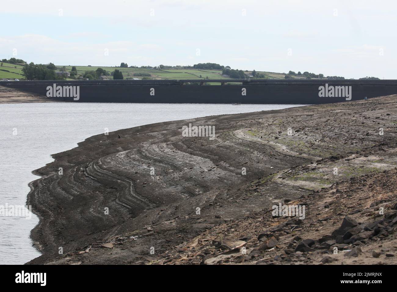 Ripponden, Regno Unito. 7th Agosto 2022. Baitings Reservoir è un grande approvvigionamento idrico gestito da Yorkshire Water and supply's Wakefield. La bassa caduta di pioggia ha lasciato l'acqua bassa con i visitatori in grado di camminare sulle aree di solito piedi sotto l'acqua. Ripponden, Regno Unito. Credit: Barbara Cook/Alamy Live News Foto Stock