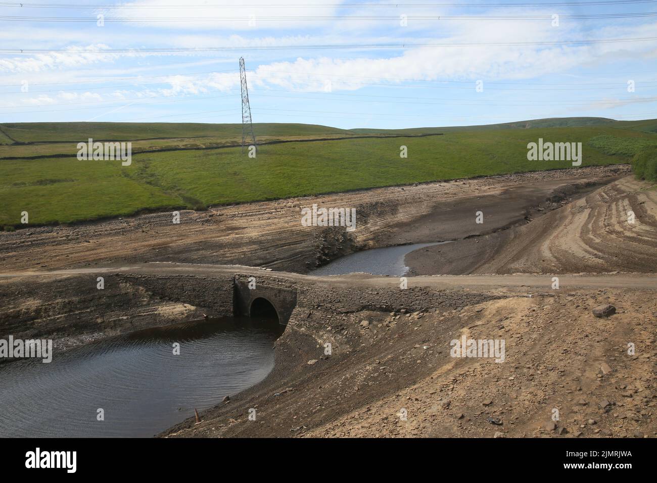 Ripponden, Regno Unito. 7th Agosto 2022. Baitings Reservoir è un grande approvvigionamento idrico gestito da Yorkshire Water and supply's Wakefield. La bassa caduta di pioggia ha lasciato l'acqua bassa con i visitatori in grado di camminare sulle aree di solito piedi sotto l'acqua. Ripponden, Regno Unito. Credit: Barbara Cook/Alamy Live News Foto Stock