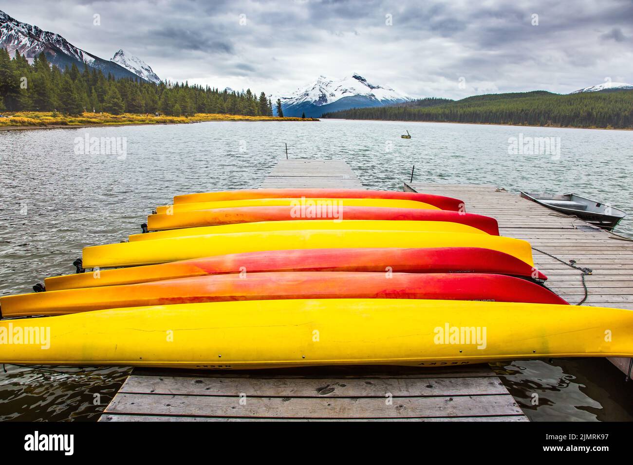 Canoe rosse e gialle Foto Stock