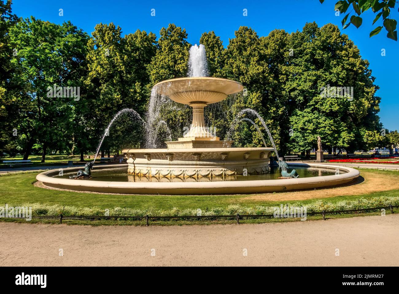 Varsavia, Polonia, fontana e sculture nel Giardino Sassone Foto Stock