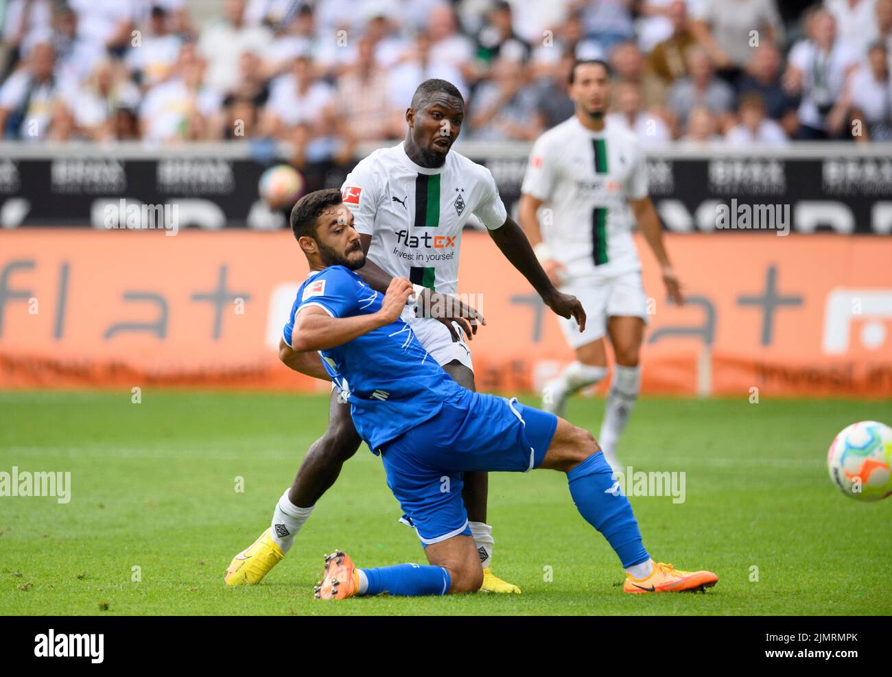 Marcus THURAM r. (MG) segna l'obiettivo di rendere 2:1, contro Ozan KABAK (1899), azione, duelli, calcio 1st Bundesliga, 1st giorno di partita, Borussia Monchengladbach (MG) - TSG 1899 Hoffenheim (1899) 3:1, on 06,08. 2022 a Borussia Monchengladbach/Germania. Le normative #DFL vietano l'uso di fotografie come sequenze di immagini e/o quasi-video # © Foto Stock