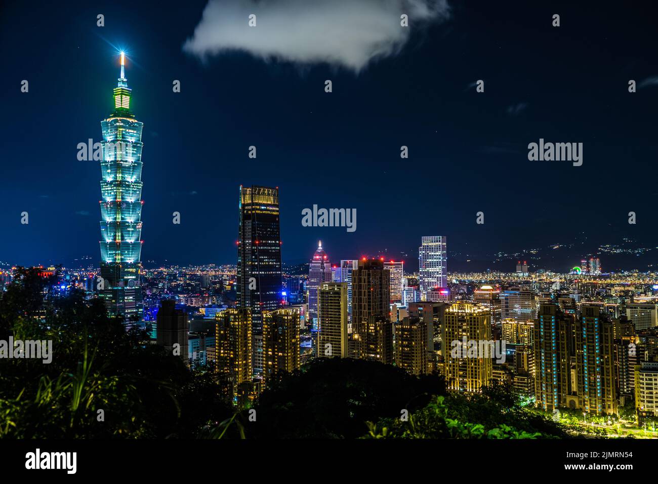 Vista notturna di Taipei vista dal Taipei Xiangshan Foto Stock