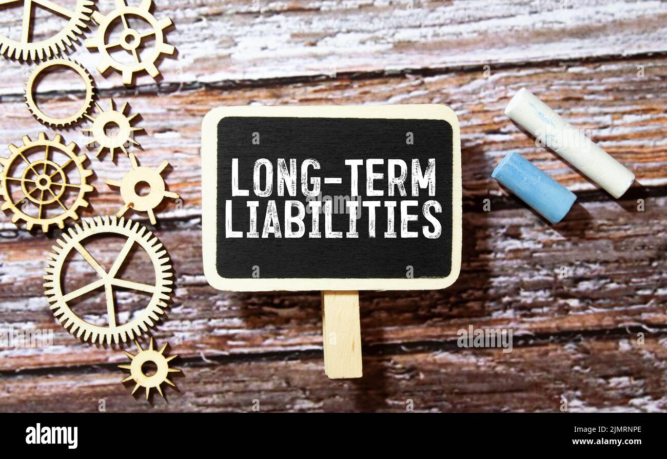 Capitale di lavoro: Testo su carta bianca, su sfondo giallo e colorato su sfondo bianco Foto Stock