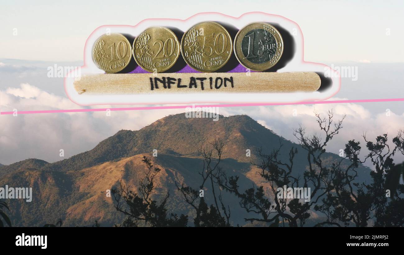 Vista del picco della montagna e della moneta dell'euro con la parola inflazione. Concetto di inflazione Foto Stock