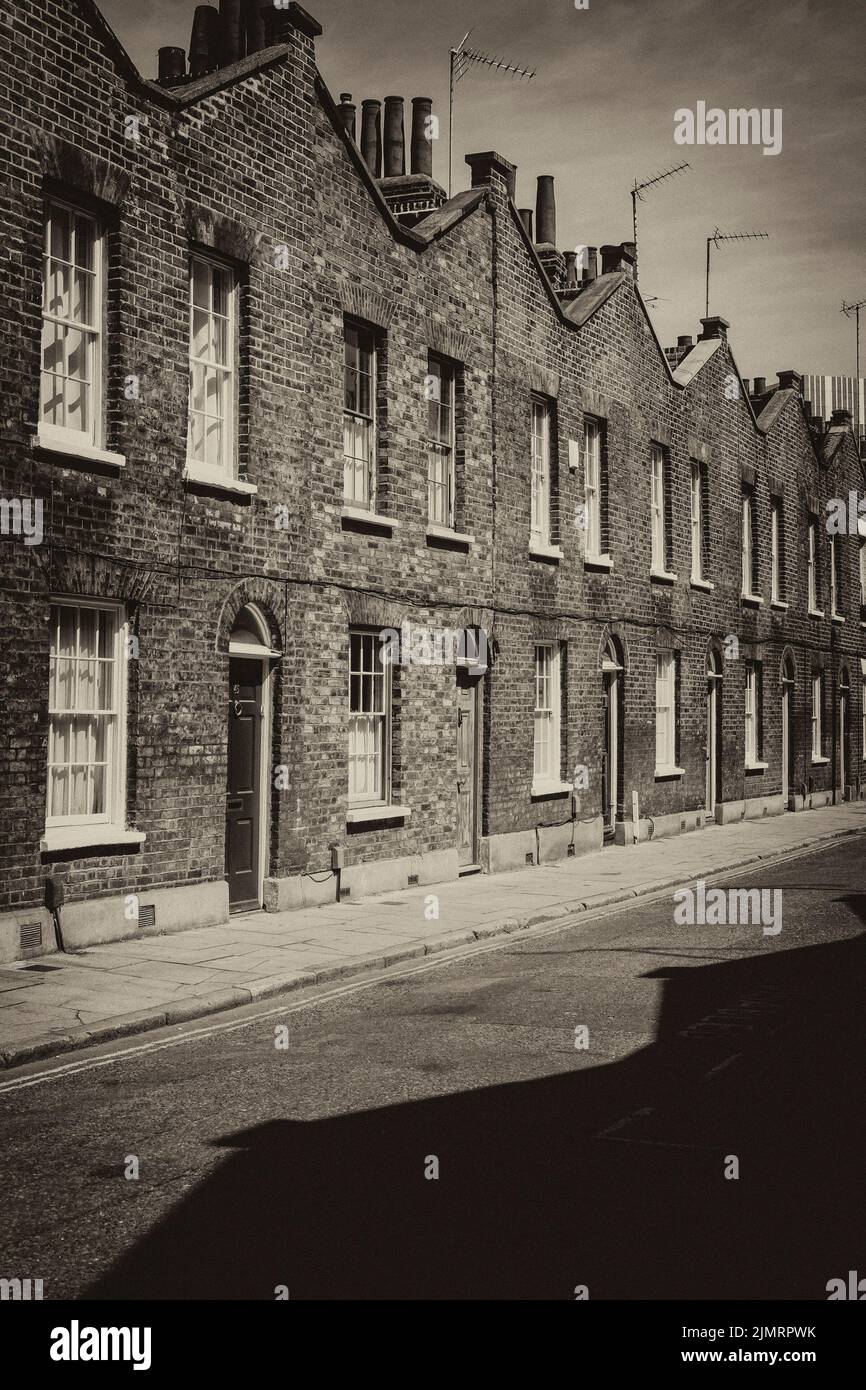 Fotografia urbana di Londra in bianco e nero: Fila di cottage dei lavoratori georgiani a schiera, Roulpell Street, Waterloo, Londra SE1. REGNO UNITO. Foto Stock