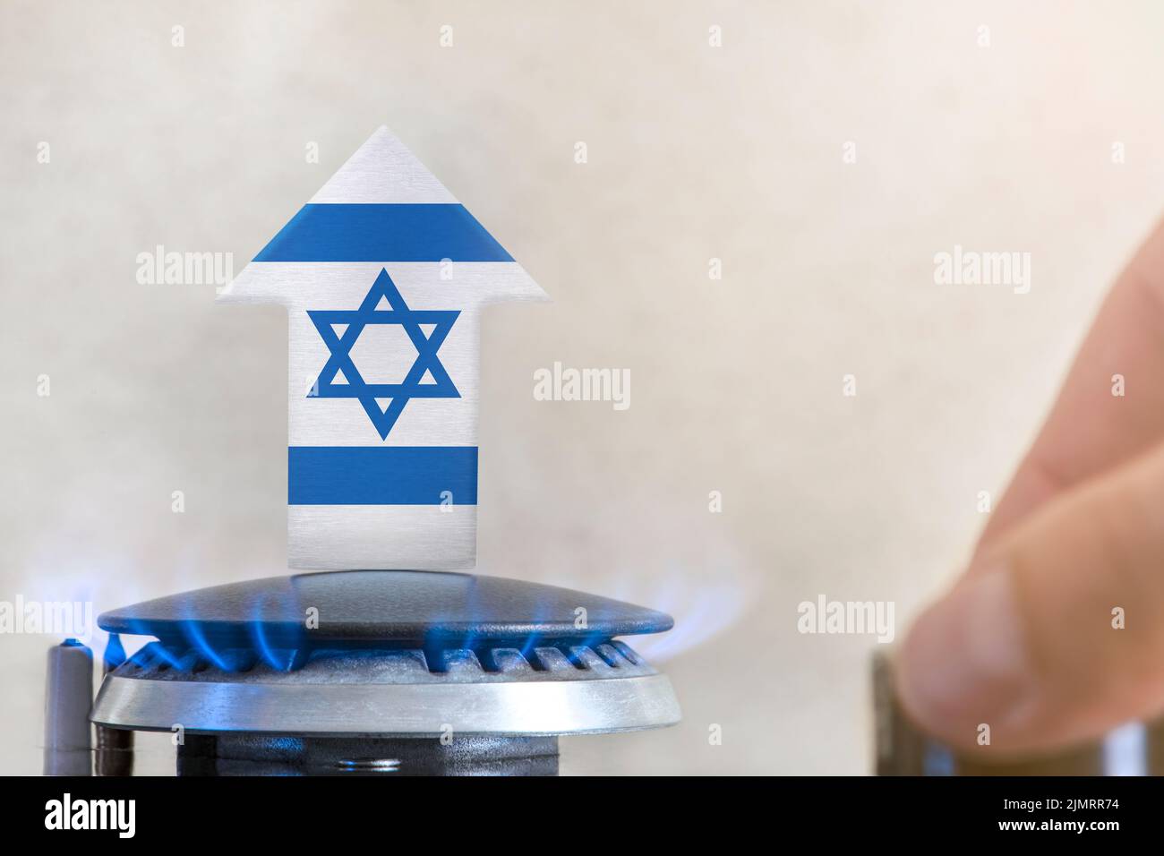 Prezzo del gas. Aumento dei prezzi del gas in Israele. Un bruciatore con una fiamma e una freccia in alto, dipinto nei colori della bandiera di Israele. Il concetto di aumento del gas o. Foto Stock