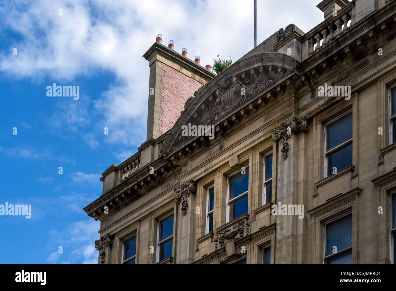 Particolare della facciata di un edificio in pietra Art Nouveau, dalle tipiche forme organiche Foto Stock