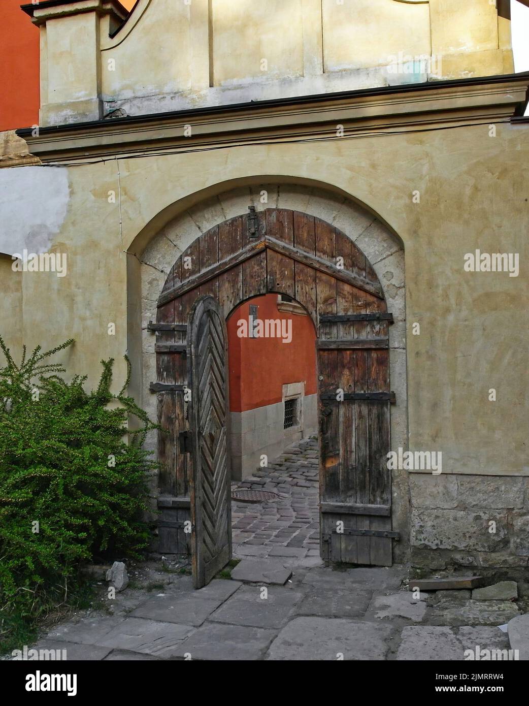 La graziosa città Ucraina di Lviv con le sue chiese e palazzi nel piccolo centro storico, che si riferiscono a suggestive e romantiche atmosfere Foto Stock