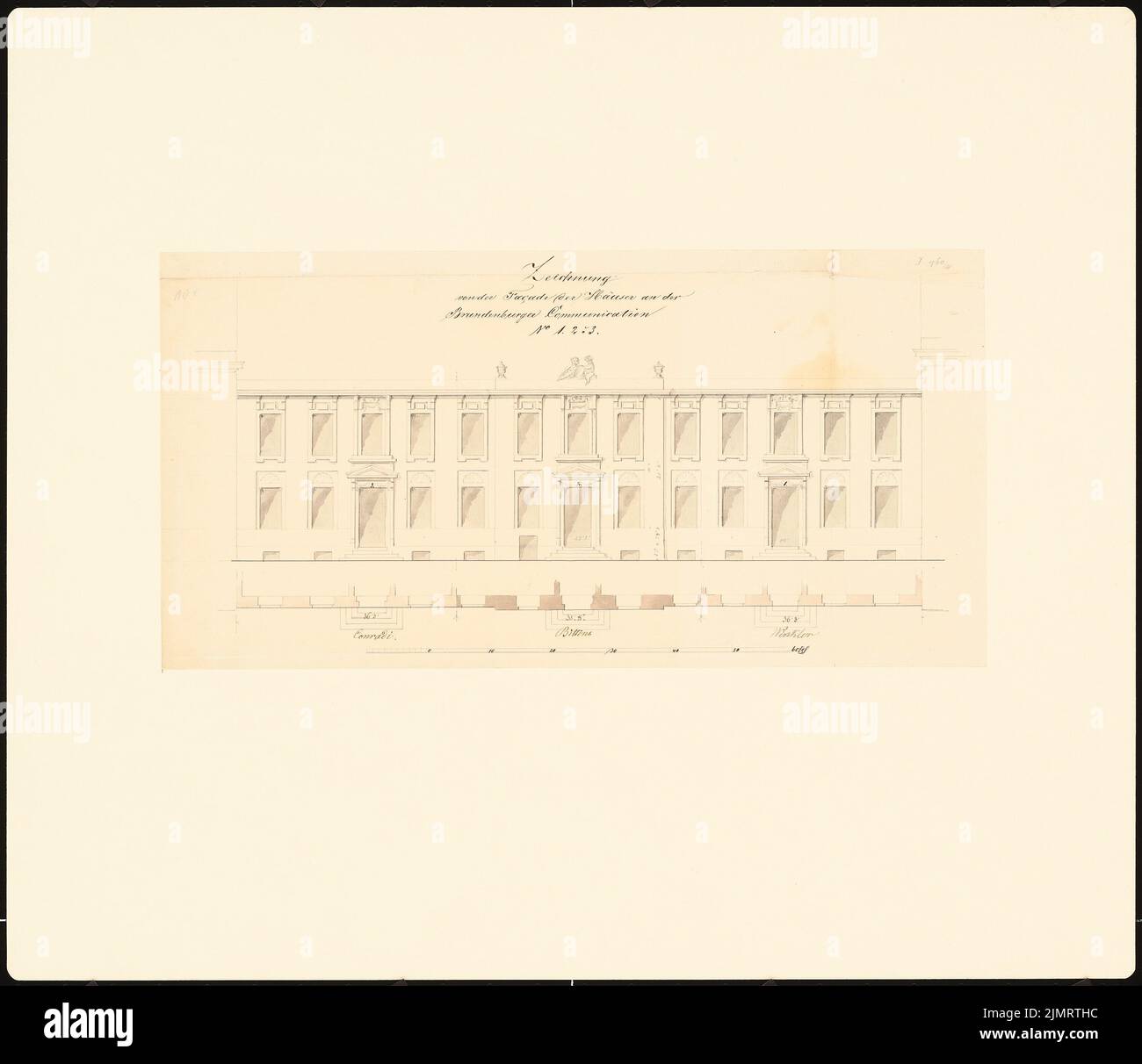 Giudice Johann Rudolf Heinrich (1748-1810), Potsdamer Bürgerhäuser. Costruire registrazioni (cosiddetto Ziller-Folder) intorno al 1850. Case di Brandenburger comunicazione 1-3 (costruito nel 1785) (1855-1855): Facciata RISS vista frontale, facciata piano parziale, gioielli di facciata, Atticavases sul No. 2, due putti con scudo (principale della medusa = Allegoria del. Acquerello a matita e inchiostro su carta, 50,5 x 58,4 cm (compresi i bordi di scansione) Richter Johann Rudolf Heinrich (1748-1810): Potsdamer Bürgerhäuser. Bauaufnahmen (sog. Ziller-Mappe) um 1850. Wohnhäuser Brandenburger Communication 1-3 (Baujahr 1785) Foto Stock